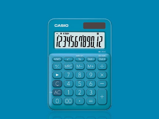 La calculatrice de bureau bleu-turquoise avec petit panneau solaire, large écran et grandes touches bleu-turquoise sur fond bleu-turquoise.