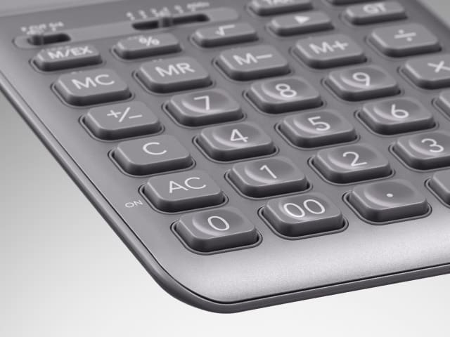 Gros plan sur la calculatrice de bureau grise unie JW-200