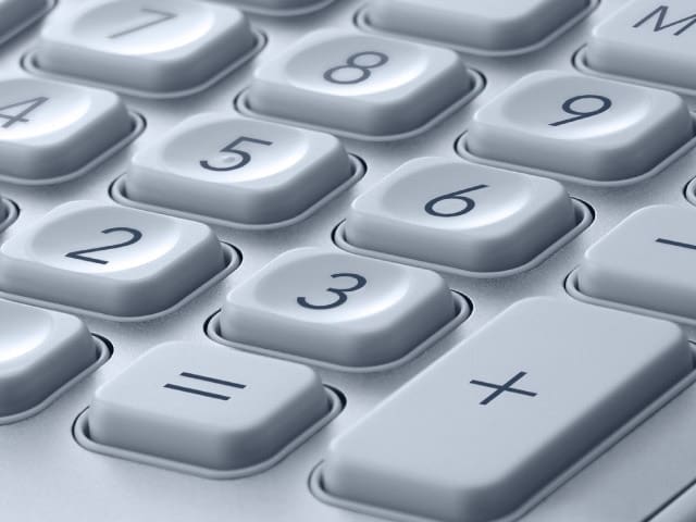 Gros plan sur les touches gris clair de la calculatrice JW-200 de CASIO