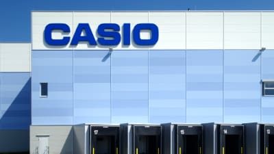 Entrepôt Casio vu de l'extérieur avec 4 accès pour les camions