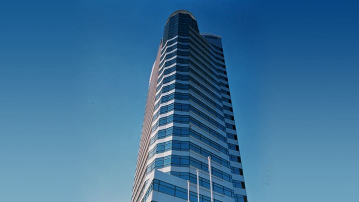 Vue d'en bas du gratte-ciel abritant les bureaux de CASIO