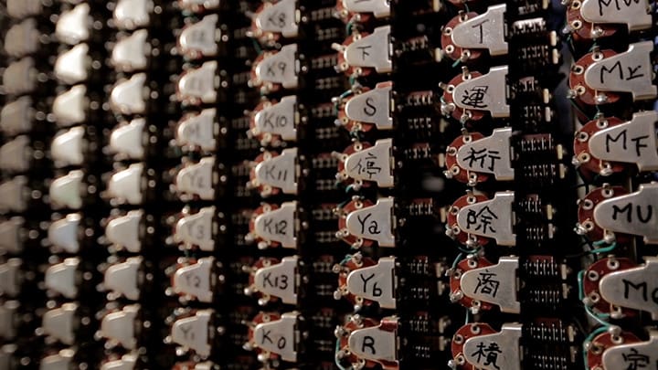 Différentes plaques métalliques sur lesquelles sont inscrits des caractères japonais.