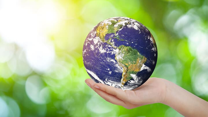 Une personne tient un globe dans la main, lien externe vers les nouvelles de CASIO sur la responsabilité sociale de l'entreprise