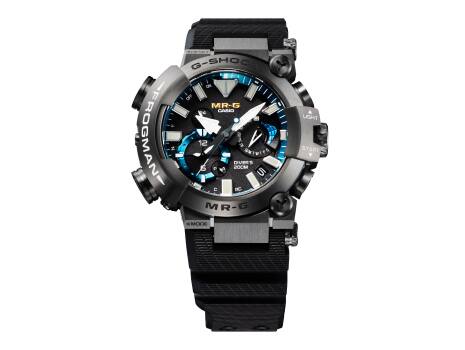 La montre G-Shock MRG-BF10001R avec affichage analogique à position asymétrique, bracelet en résine noire et détails bleus sur le cadran