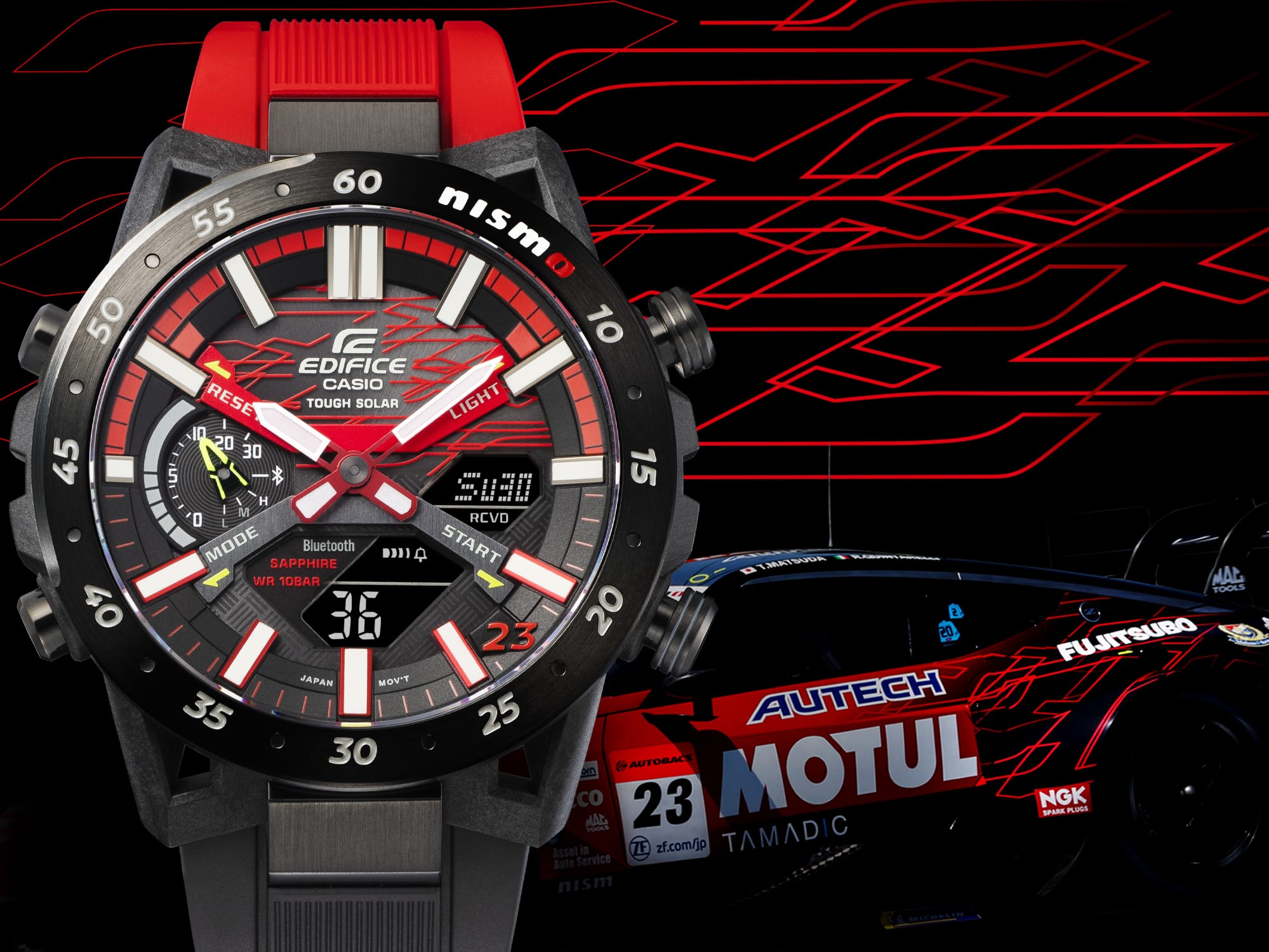 Edifice Nismo My23 Edition avec bracelet en résine rouge et noir et affichage analogique rond. En arrière-plan : une voiture de sport de la gamme Nismo.