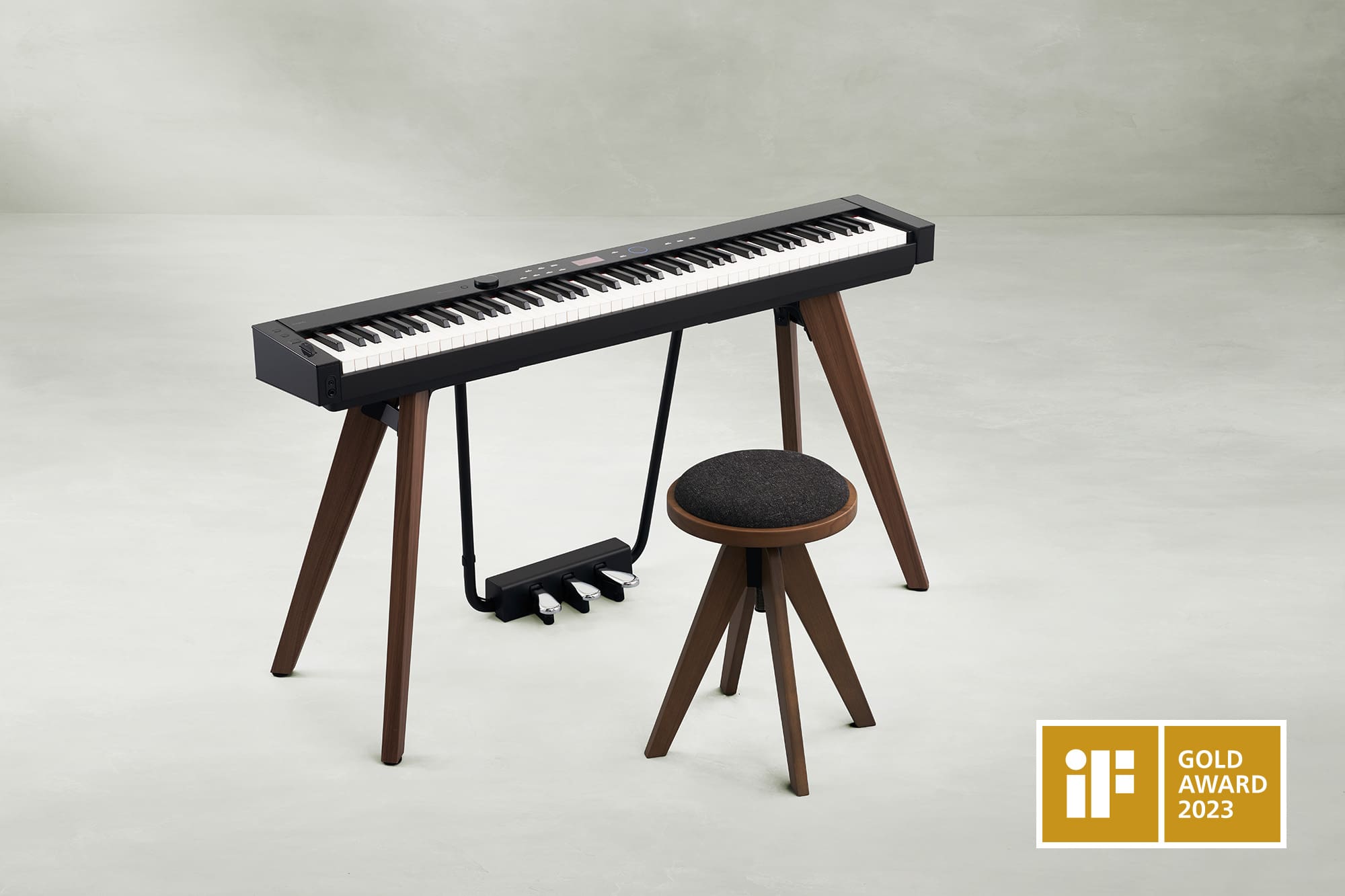 Le Privia PX-S7000BK. Dans le coin droit de l'image, le logo du iF Design Award 2023 Gold.