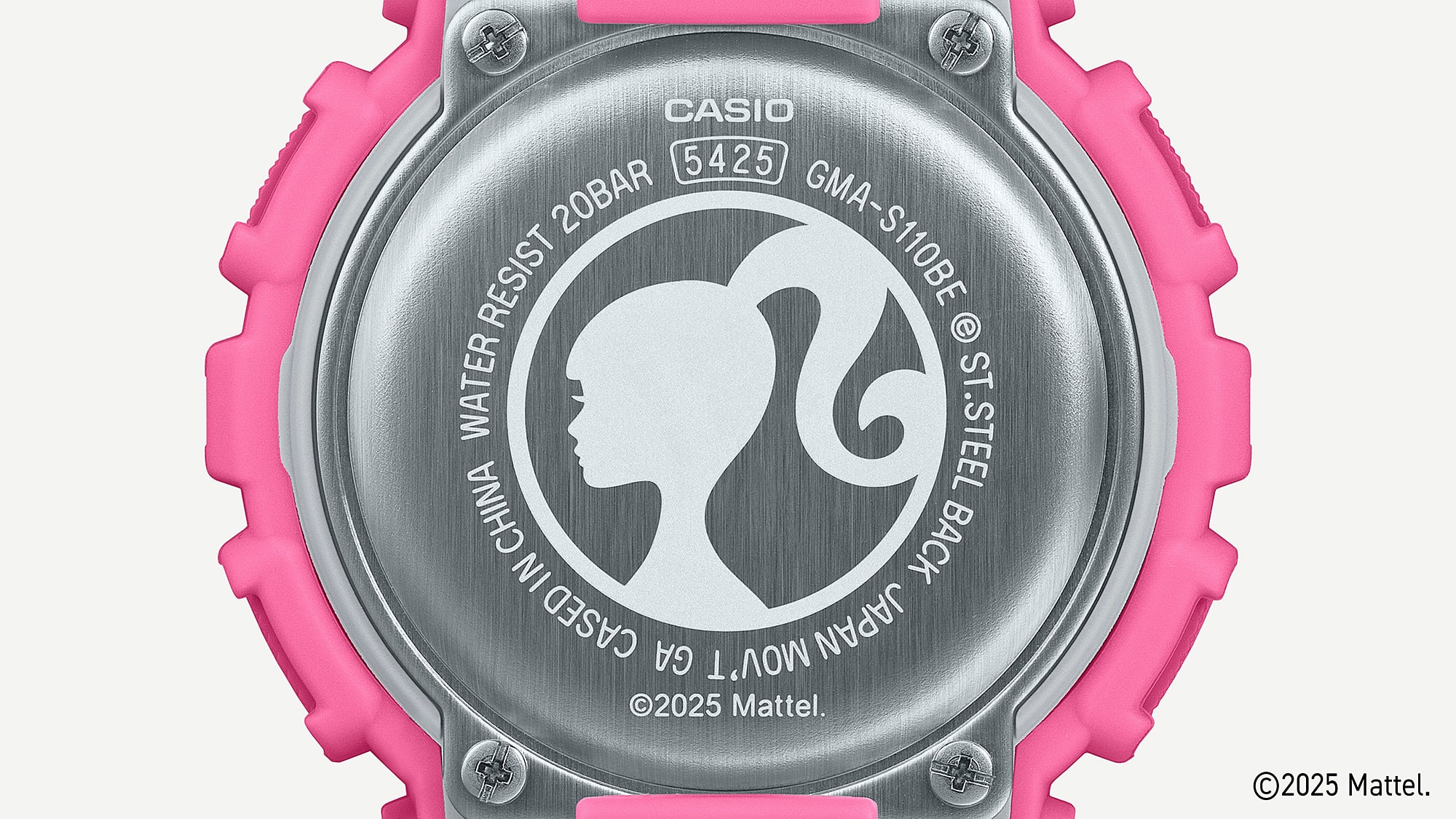 Gros plan sur le dos du boîtier de la Barbie™ G-Shock GMA-S110BE