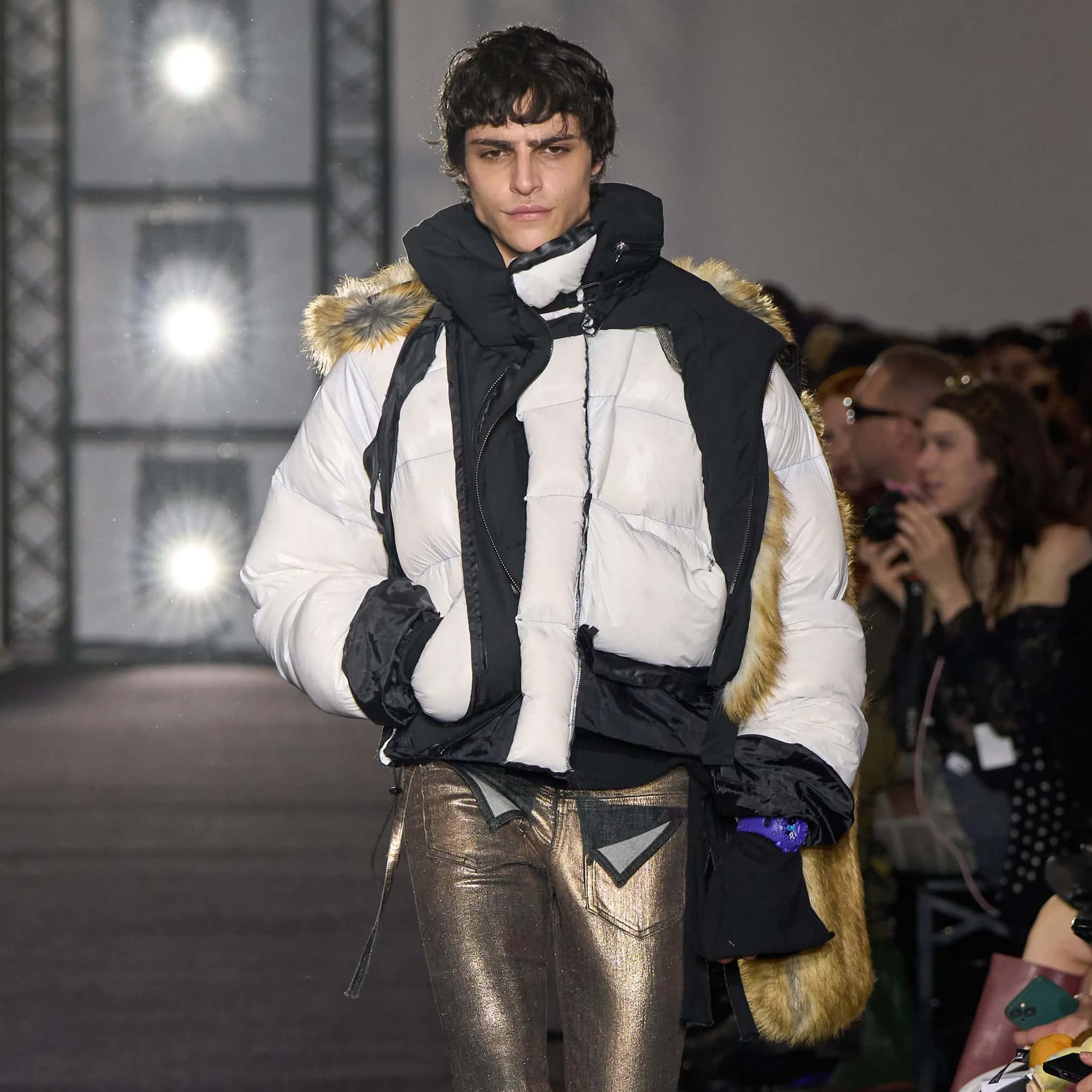 Un modèle masculin porte le GA-V01 sur le podium d'Ottolinger lors de la Fashion Week.