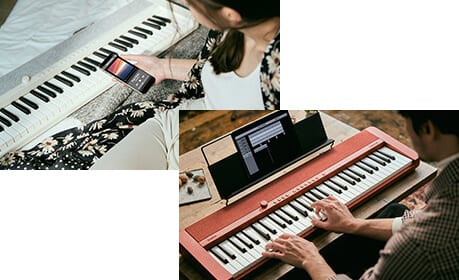 Photo du haut : vue de dos d'une personne qui regarde son smartphone, avec le piano numérique blanc CT-S1WE en arrière-plan. Photo du bas : une personne joue sur le piano numérique rouge Casiotone CT-S1RD, une tablette posée sur le pupitre du piano numérique.