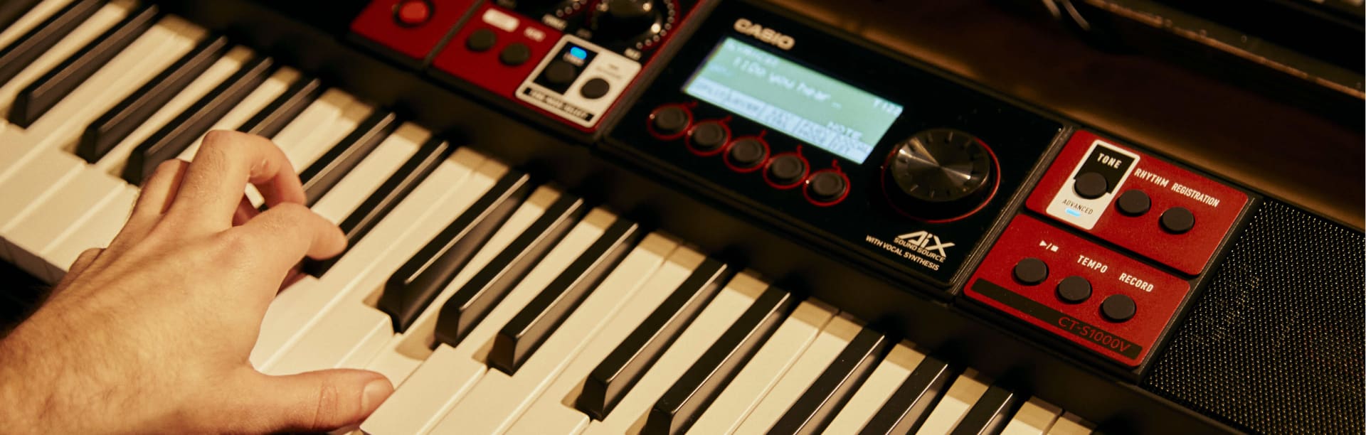 Gros plan sur le clavier noir CT-S1000V
