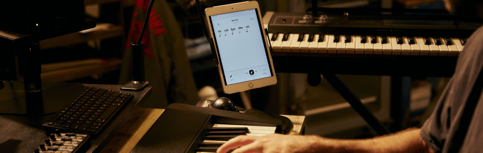 Gros plan sur le clavier CT-S1000V noir avec un iPad à côté