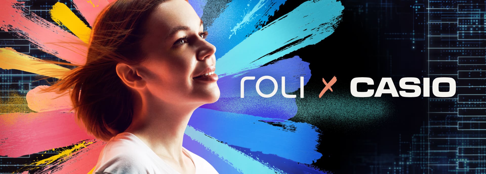 Une femme aux cheveux roux mi-longs se détache sur un fond coloré. Au-dessus d'elle figurent les logos ROLI × CASIO.