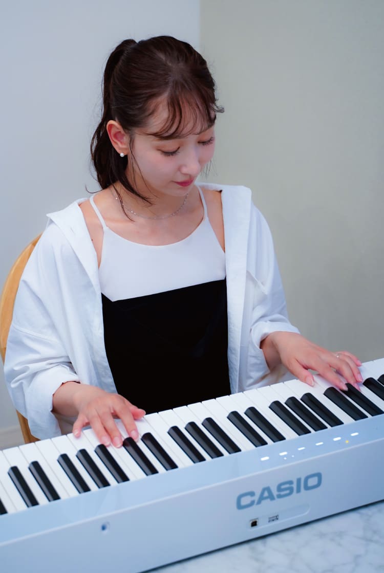 Ai Uehara joue sur son Privia PX-S1100CB. L'image renvoie vers sa page « Ma vie avec Privia ».