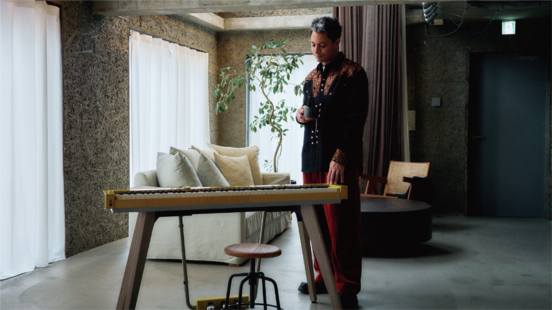 José James se tient à côté de sa Privia jaune.