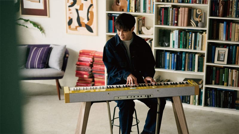 Stamp joue sur le Privia PX-S7000HM jaune. L'image renvoie vers la page Privia Magazine Voices de Stamp