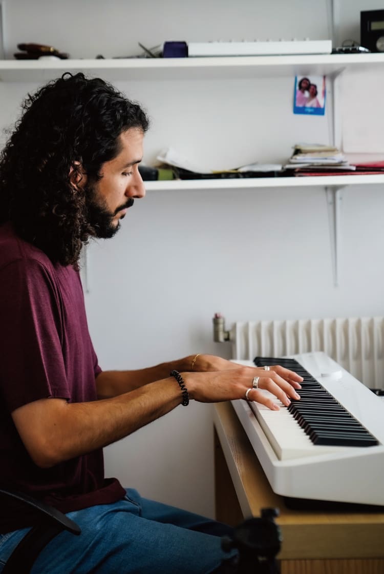 L'acteur Gabriel Kei joue sur son Privia PX-S1100WE blanc. Clique sur l'image pour voir l'interview sur sa page « Vivre avec Privia ».