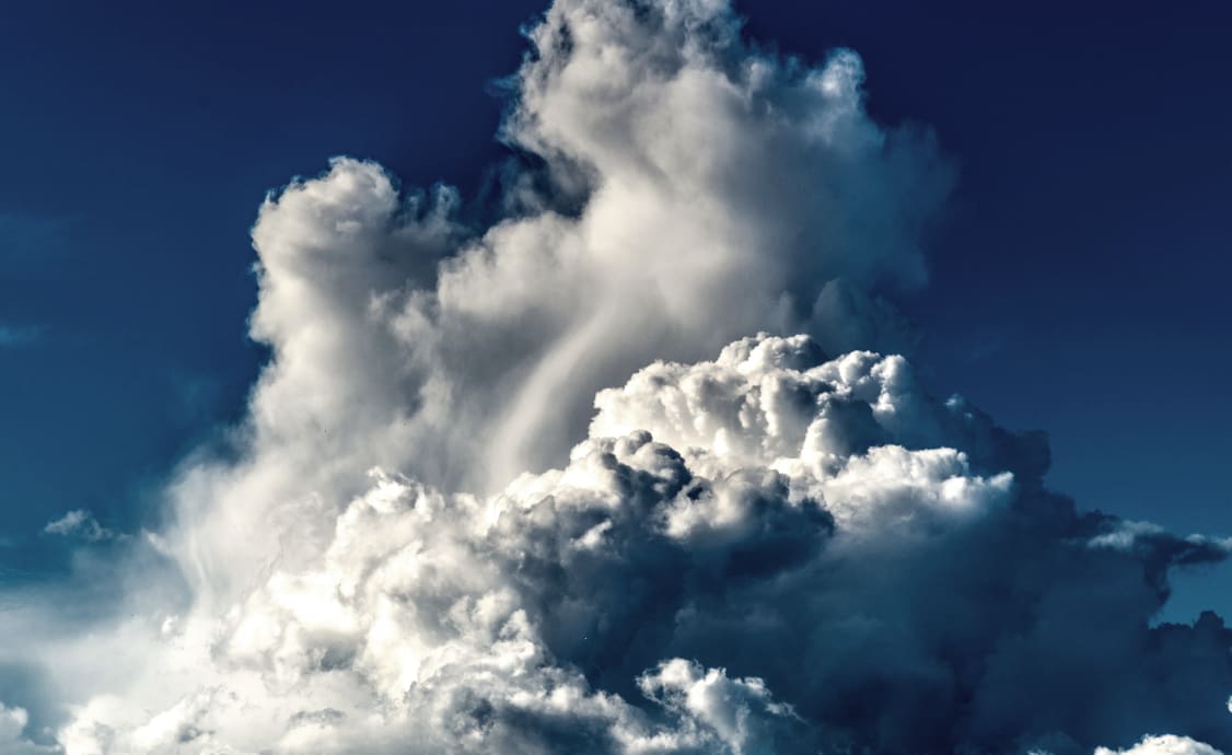 Himmel mit einer großen Wolke.