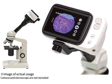La caméra dermatologique de CASIO montée sur un microscope.