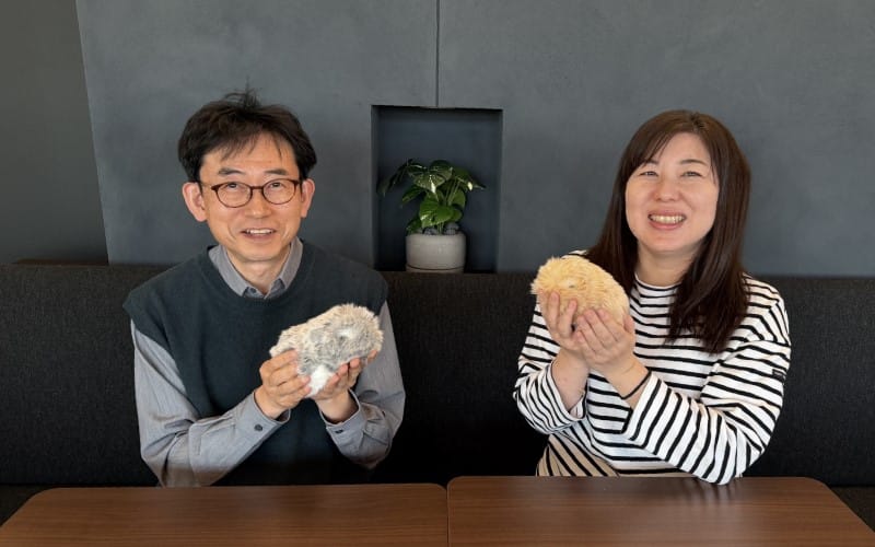 Wataru Nimura et Erina Ichikawa tiennent chacun un Moflin dans leurs mains et sourient face à l’objectif.
