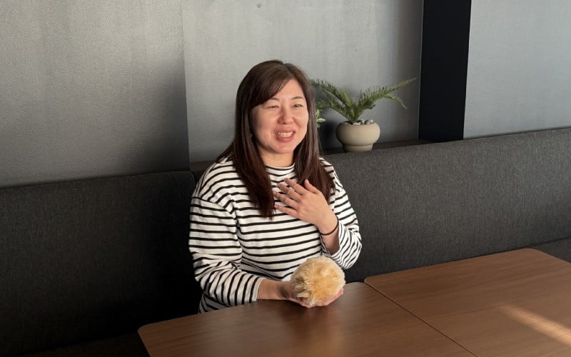 Erina Ichikawa, un Moflin à la main, en interview