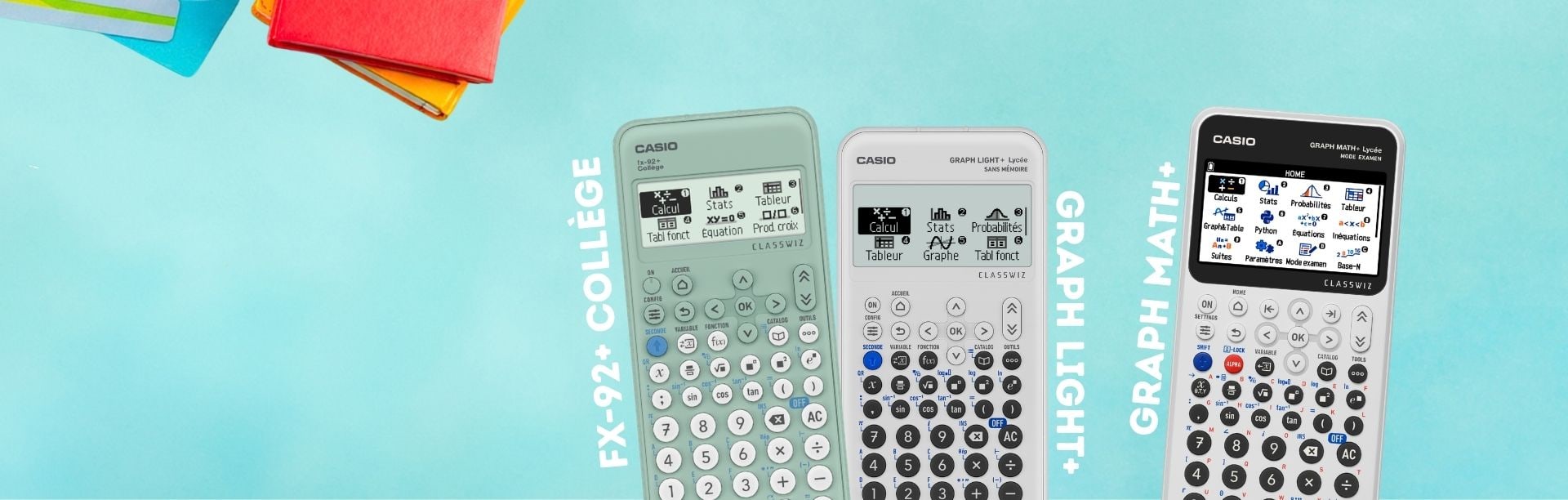 Les calculatrices scientifiques FX-92 College, Graph Light+ et Graph Math+ côte à côte sur un fond turquoise, à côté de cahiers d'école.