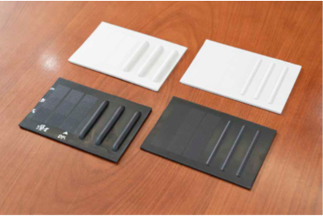 Quatre prototypes de textures différentes sur un bureau