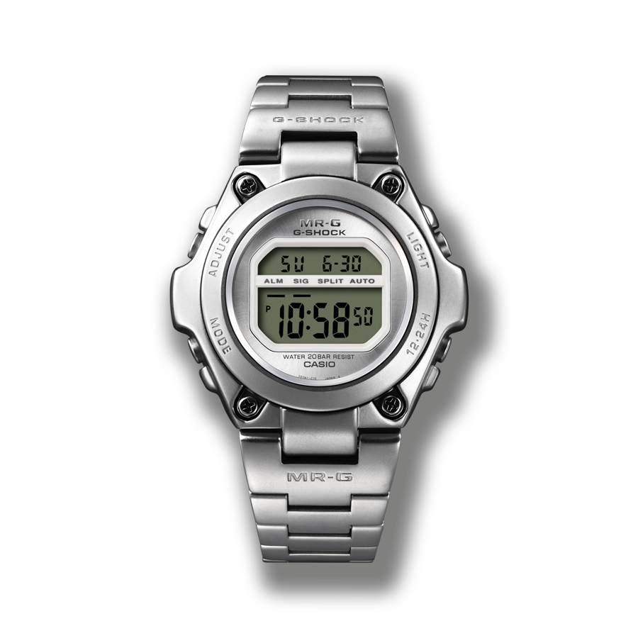 La première MRG-100 de G-SHOCK avec bracelet à maillons argenté, boîtier rond et affichage numérique.