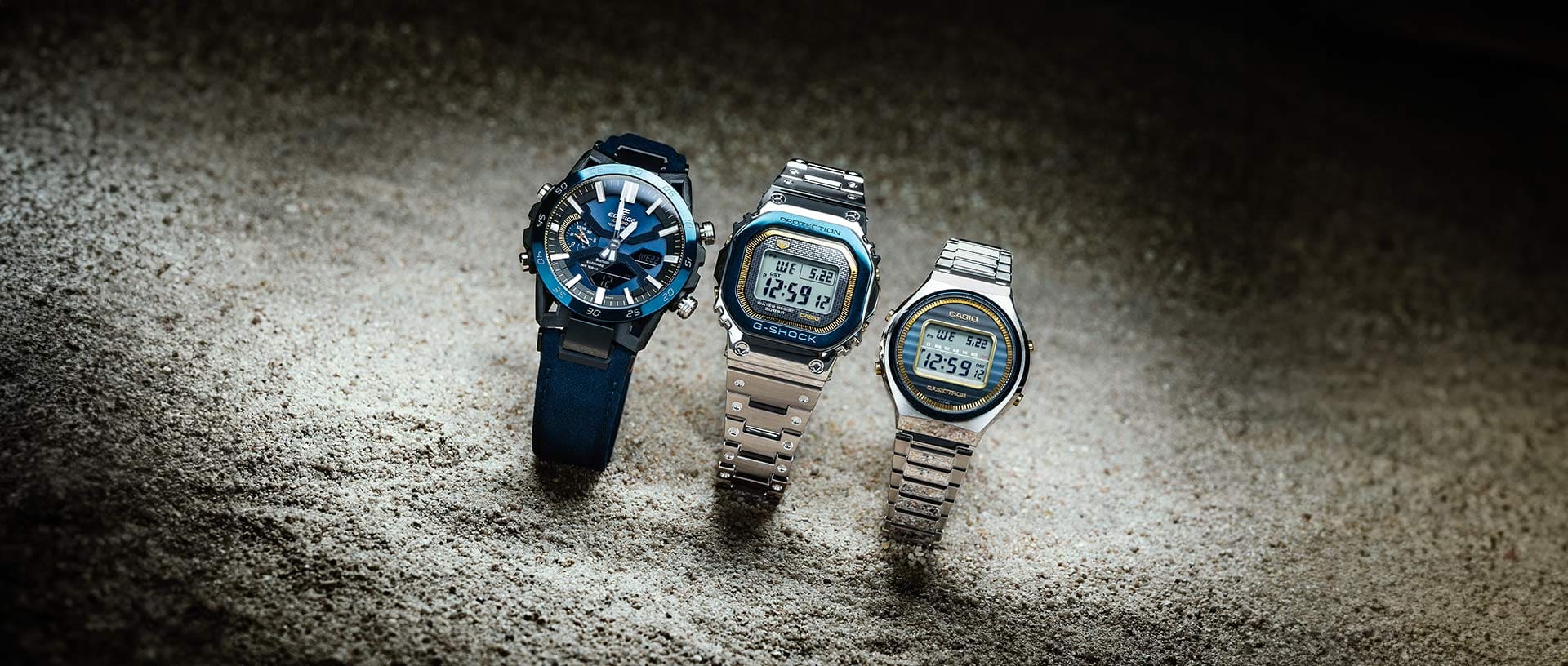 Trois modèles de montres de la collection Sky and Sea de CASIO avec des détails bleus et dorés sur le cadran.