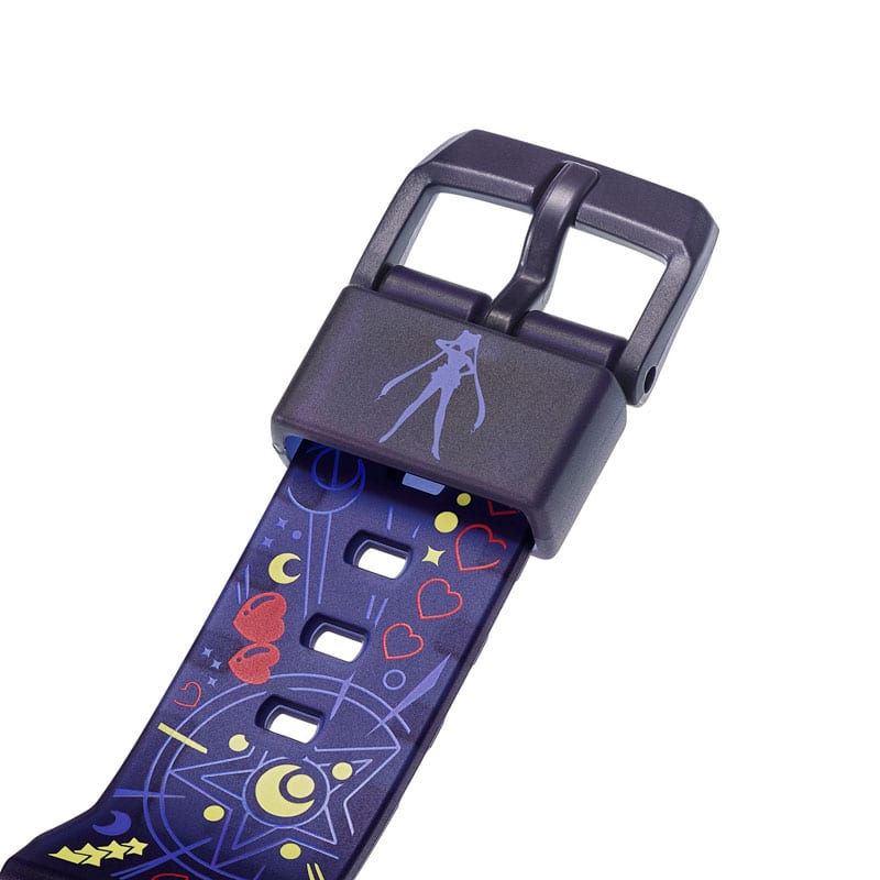 Le bracelet bleu foncé de la montre BABY-G x Sailormoon avec des cœurs et des croissants de lune