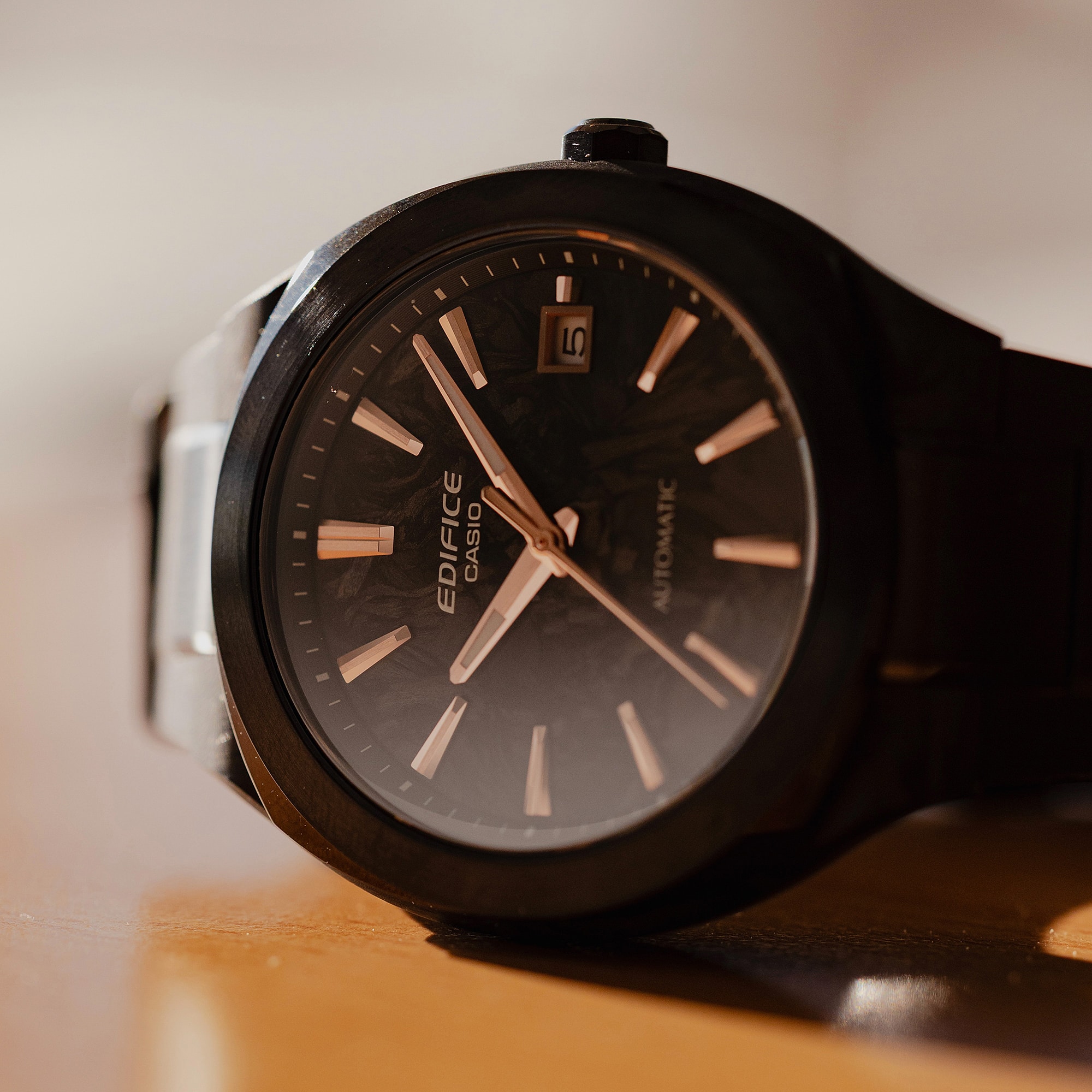 Gros plan sur le cadran analogique de la montre Edifice EFK-200XPB-1A 