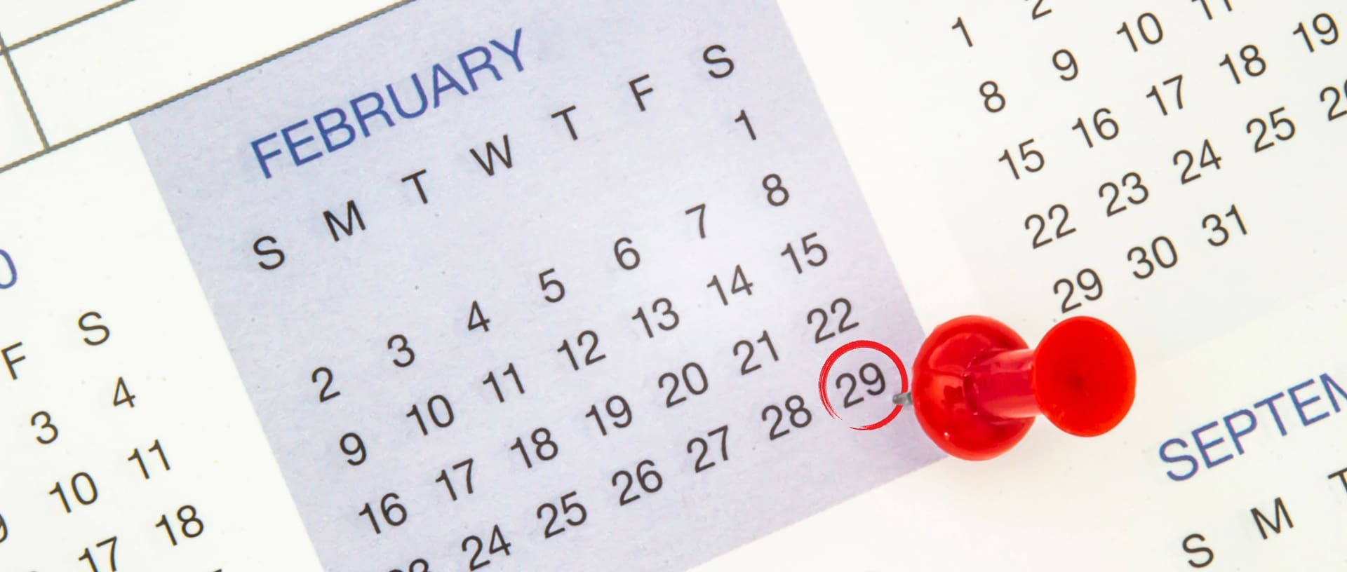 Un calendrier avec une épingle indiquant le 29 février d'une année bissextile