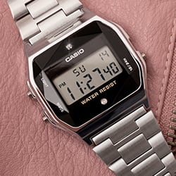 Casio Vintage Diamond Collection en argent avec deux diamants incrustés dans l'écran.
