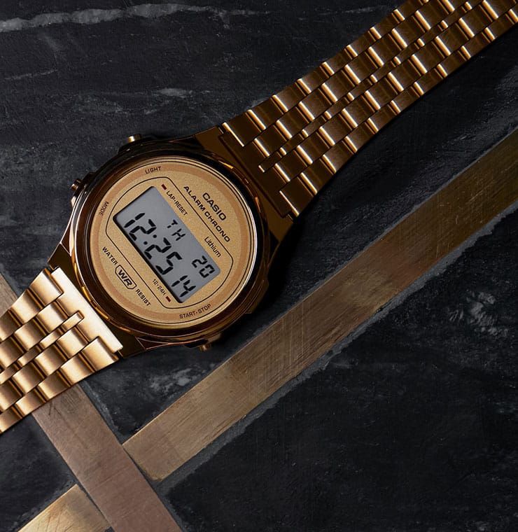 La montre-bracelet vintage CASIO A171 à lunette ronde est posée sur une table