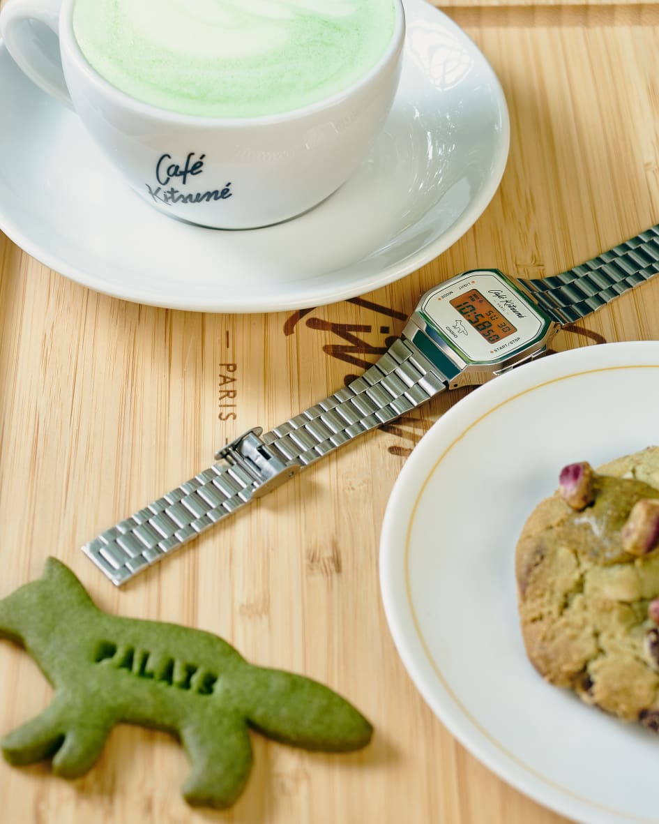 Eine Kaffeetasse von Café Kitsuné neben dem Kollaborationsuhr von Casio Vintage und Café Kitsuné