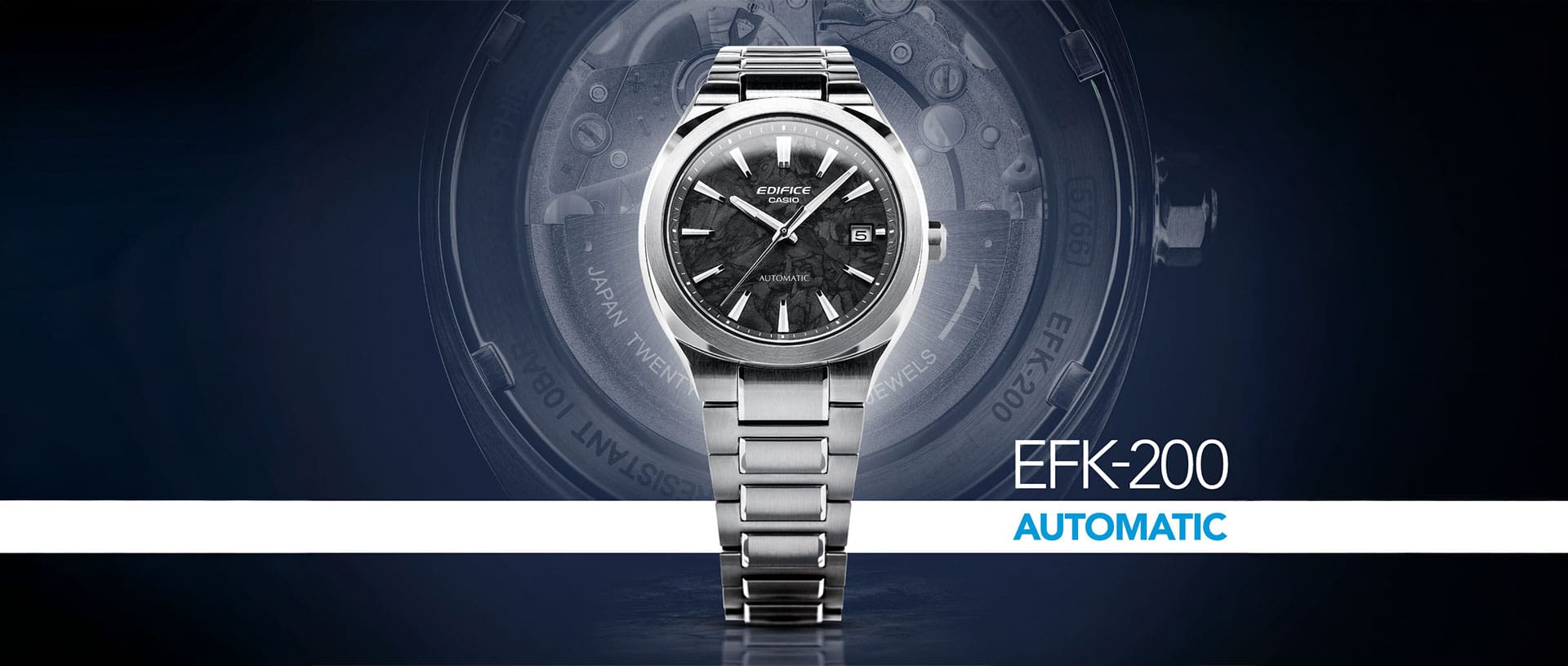Gros plan sur une montre analogique argentée à cadran noir de la marque Edifice ; en arrière-plan : le mouvement automatique EFK-200