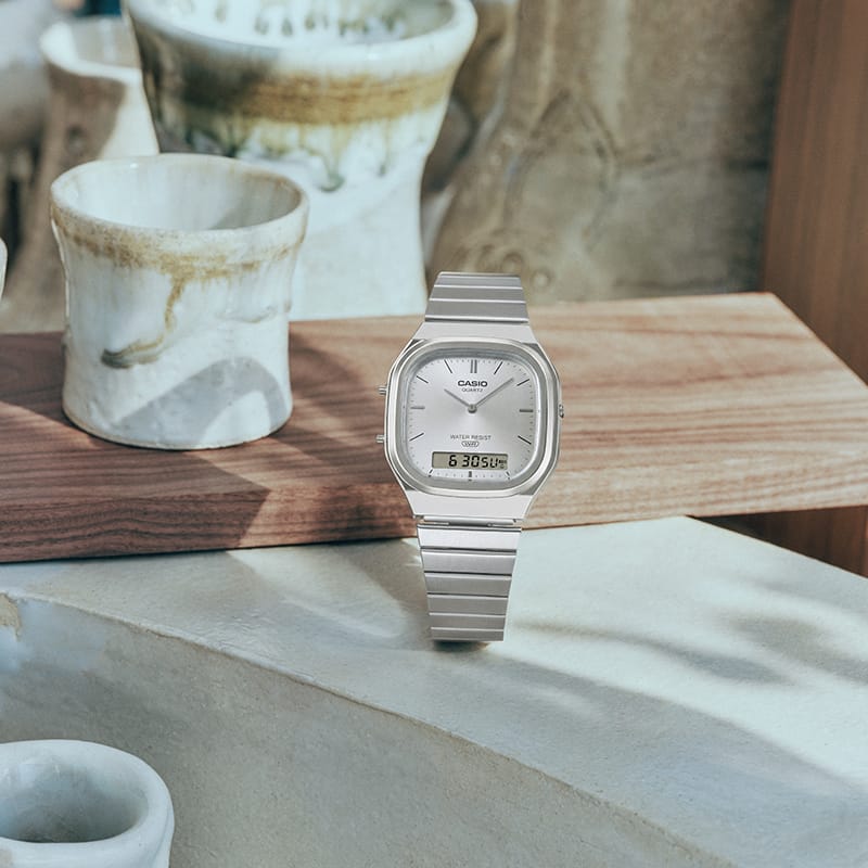 Photo de la G-SHOCK AQ-240E-7A à côté de céramiques faites à la main.