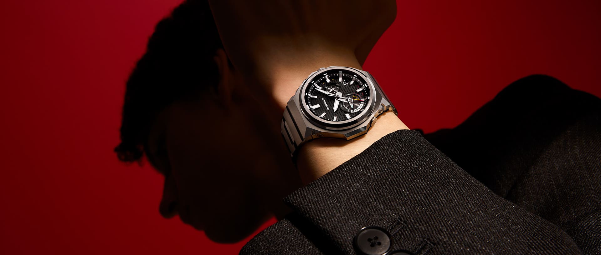 Un homme portant la montre analogique G-SHOCK GST-B1000D argent