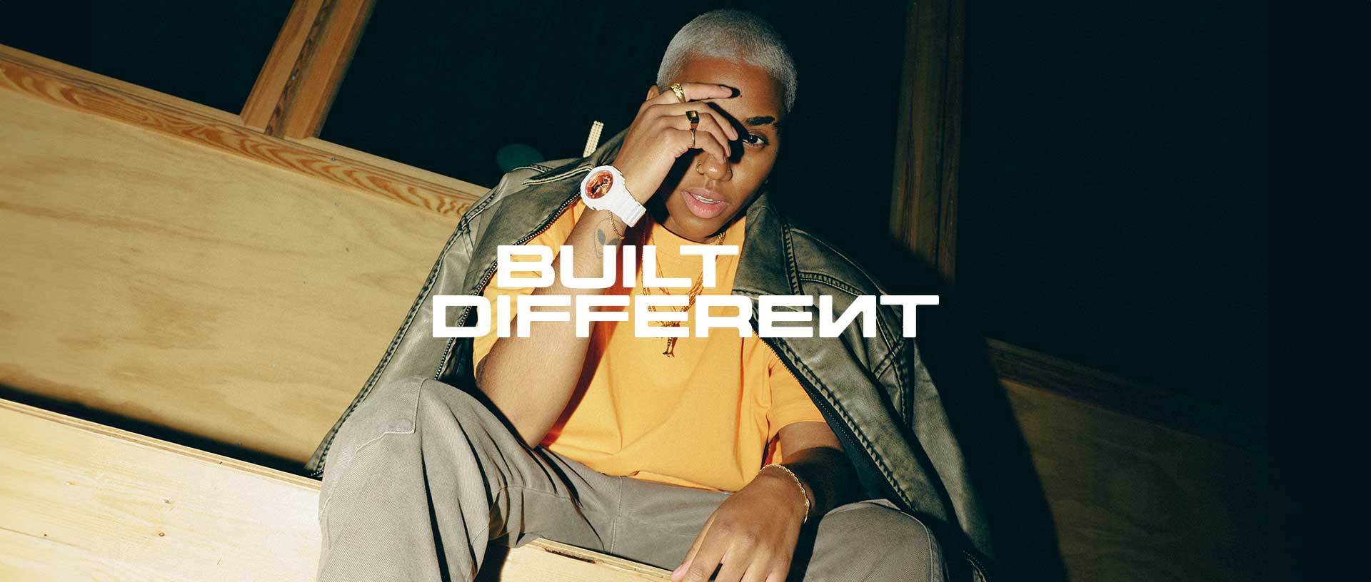 Une femme blonde porte la G-Shock GMA-S2100WS-7A blanche au poignet. L'image renvoie vers la page du produit.