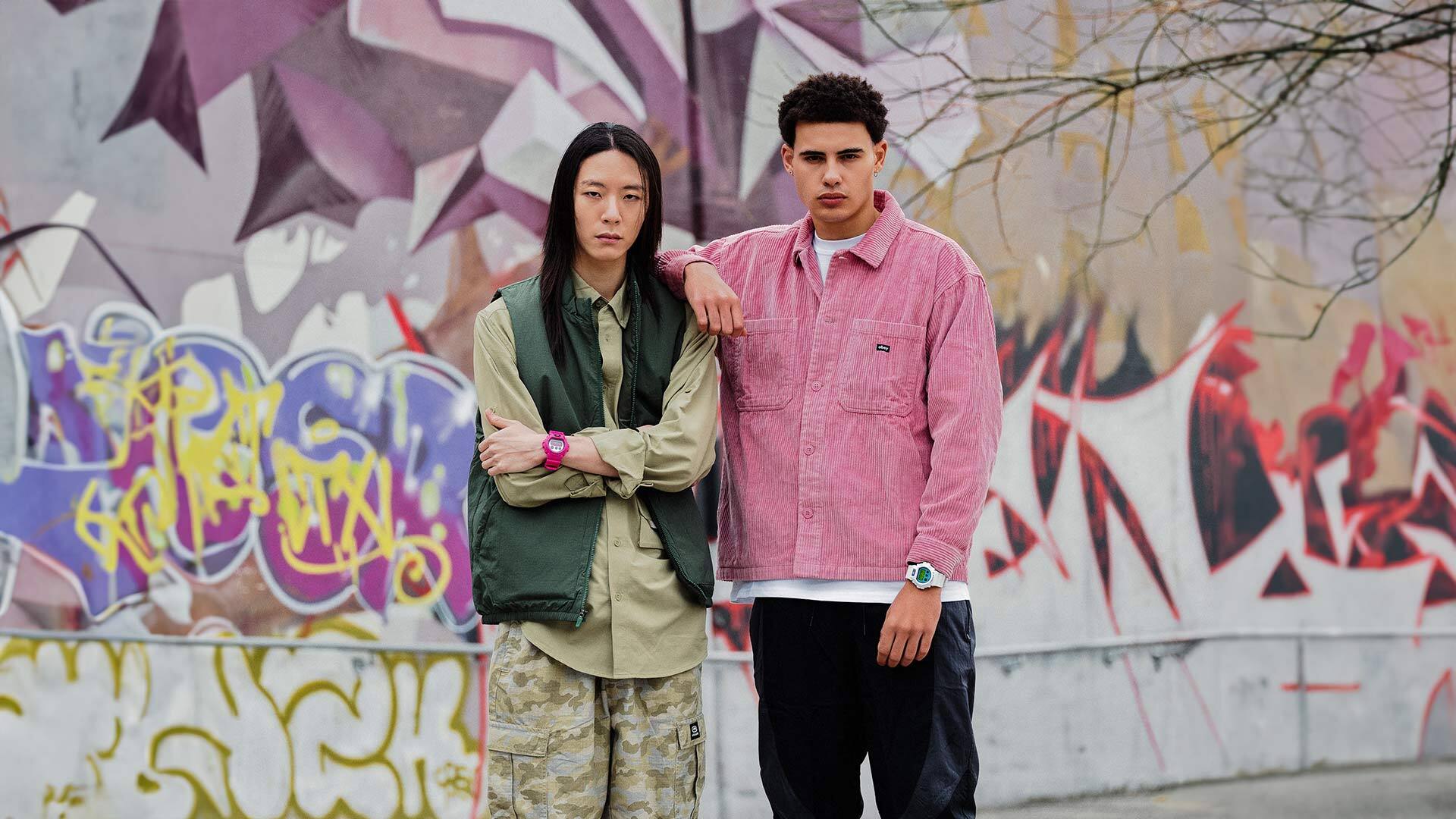 Deux jeunes hommes portent des montres de la série G-Shock Crazy Colours au poignet