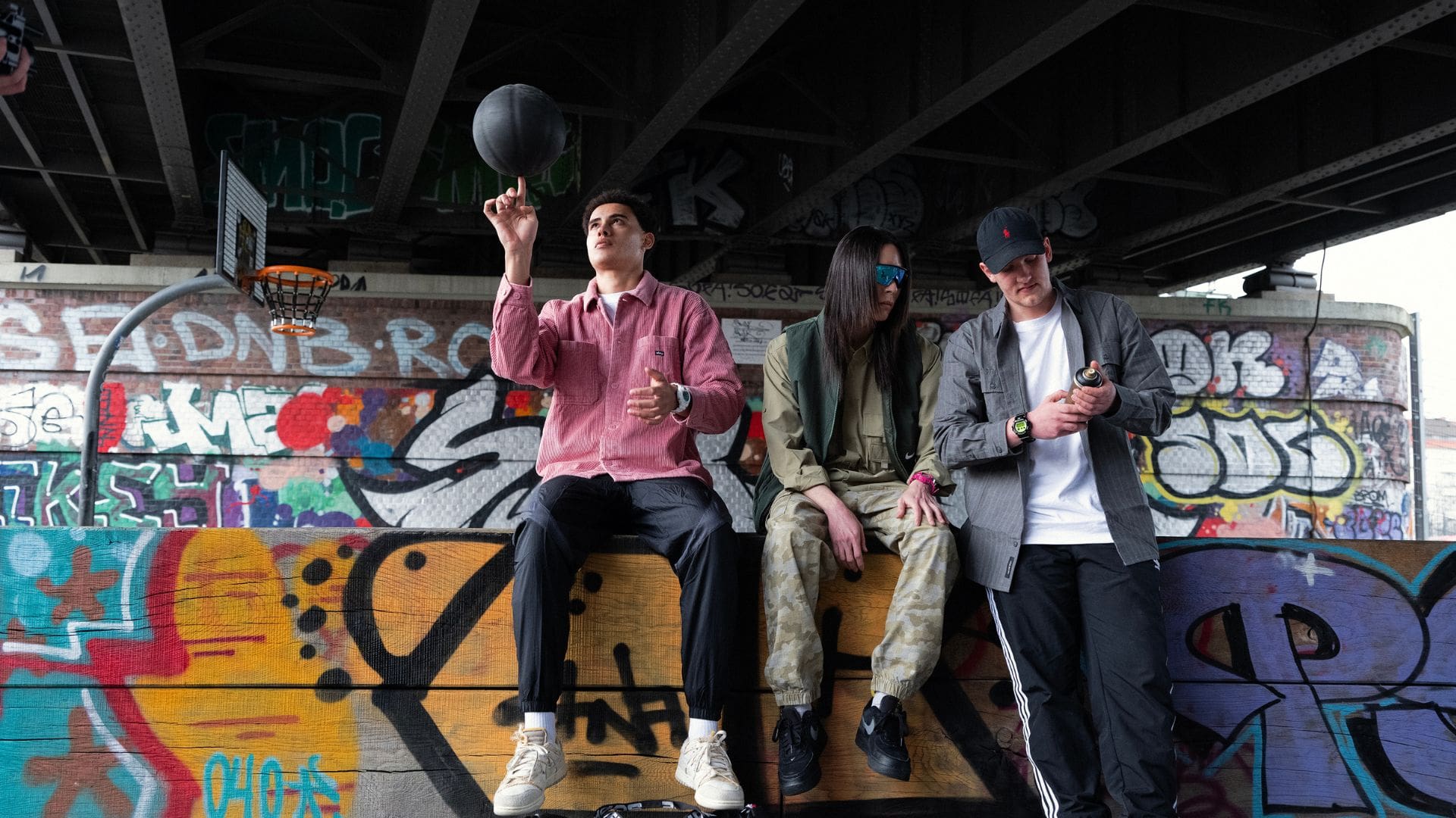 Trois jeunes hommes sont assis côte à côte et portent chacun un modèle de la série G-Shock Crazy Colour au poignet