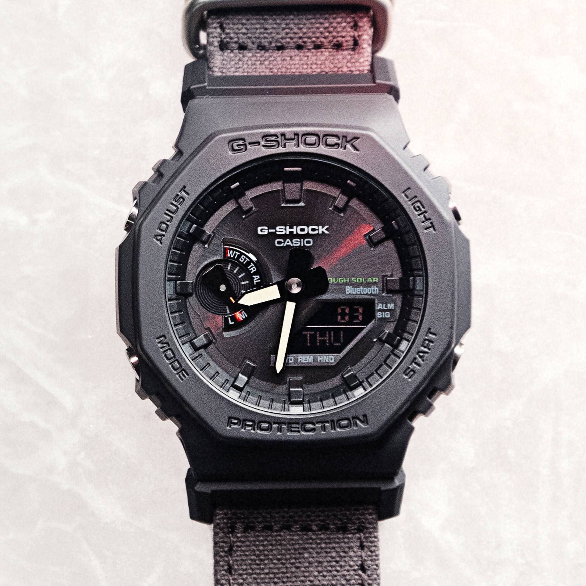 La montre analogique-numérique G-Shock Natural Coexist GA-B2100CT-1A5 avec bracelet en tissu marron. L'image renvoie à la page produit.