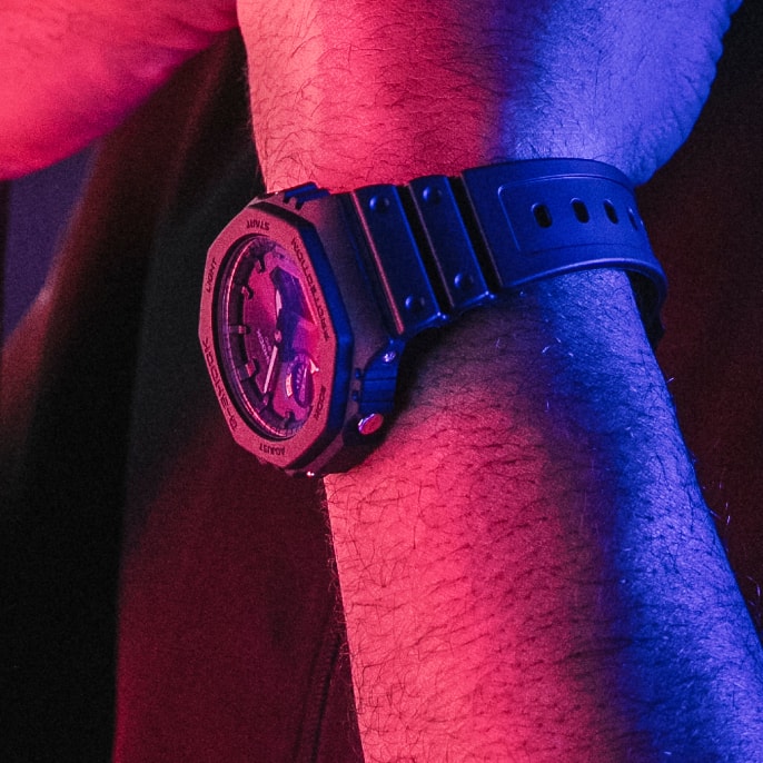 La montre-bracelet G-Shock GA-B2100-1A1 noire au poignet. Le teaser renvoie à la page d'aperçu de la série GA-B2100.