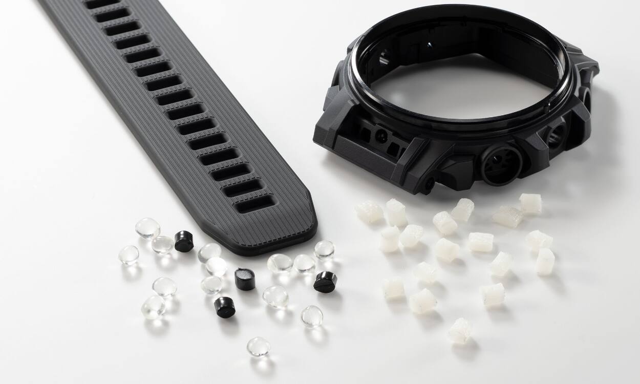 Un bracelet noir en résine durable et ses composants sur fond blanc. Lien vers la page d'information sur la résine durable.