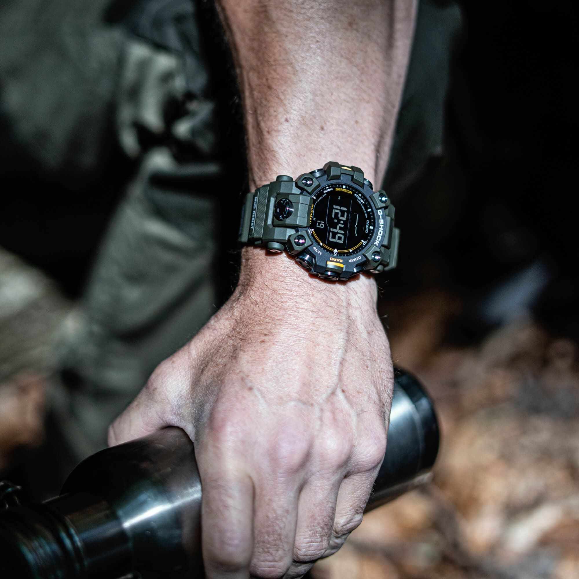 Gros plan d'une main tenant un volant, au poignet : la montre de plein air Casio G-Shock GW-9500-3