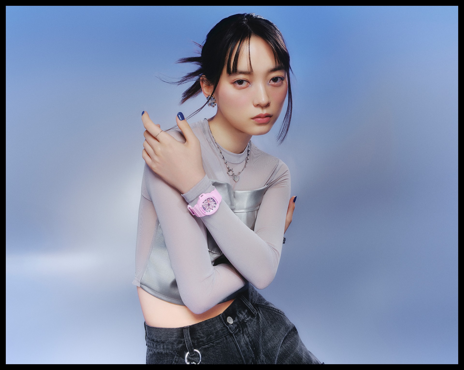 一位女士佩戴著太陽眼鏡和 BGA-10D-6A 擺姿勢的相片。