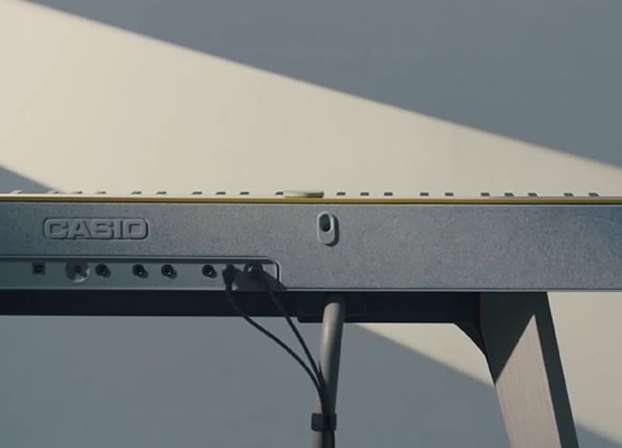 Gambar bagian belakang piano Privia 
