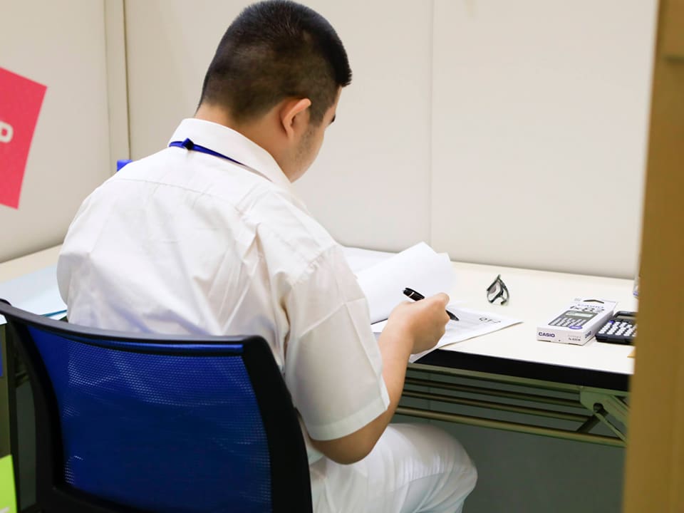Support the participants who challenge difficult questions with a scientific calculator!