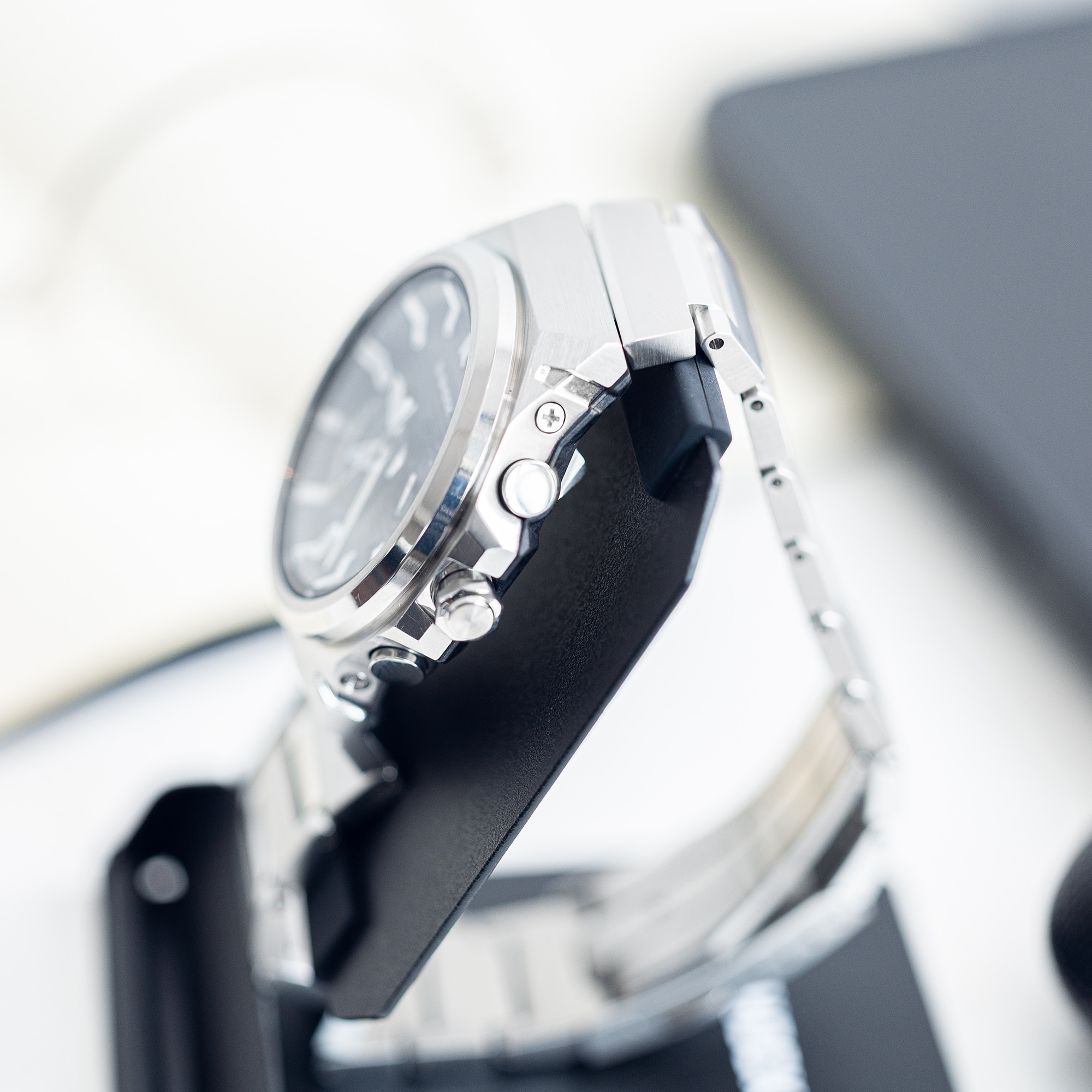A imaeg of closing-up image of the silicone part of a portable watch stand