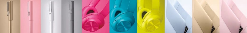 Diversi prodotti monocolore uno accanto all'altro: penne stilografiche, cuffie e computer portatili con design monocolore.