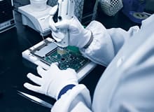 Primo piano della produzione di una calcolatrice presso l'impianto di produzione CASIO di Yamagata